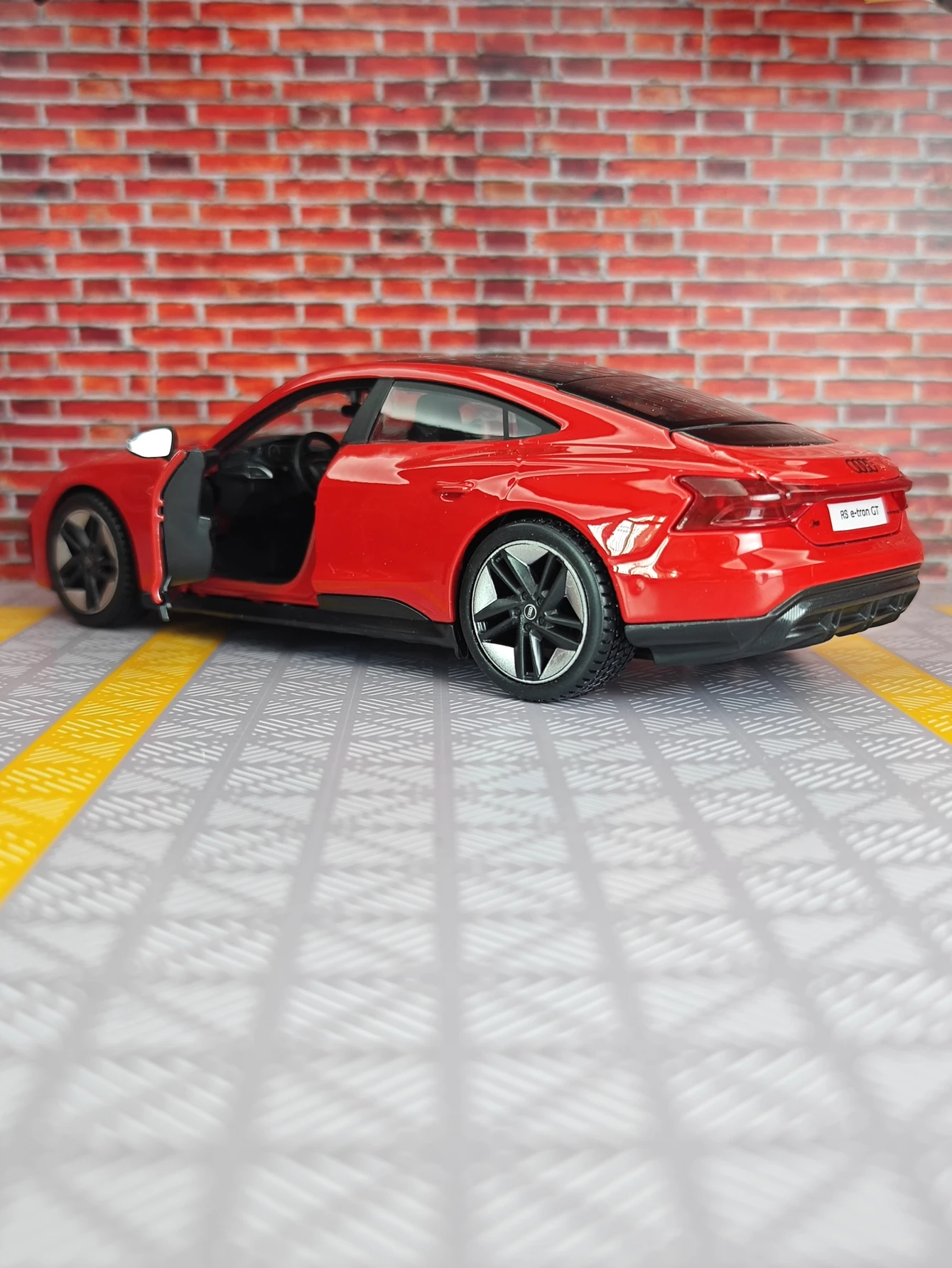 1:25 أودي e-tron GT2022 نموذج سيارة مصنوع من خليط معدني تفاصيل غنية وصناعة متقنة يمكن تقديمها كهدية عيد ميلاد للأصدقاء