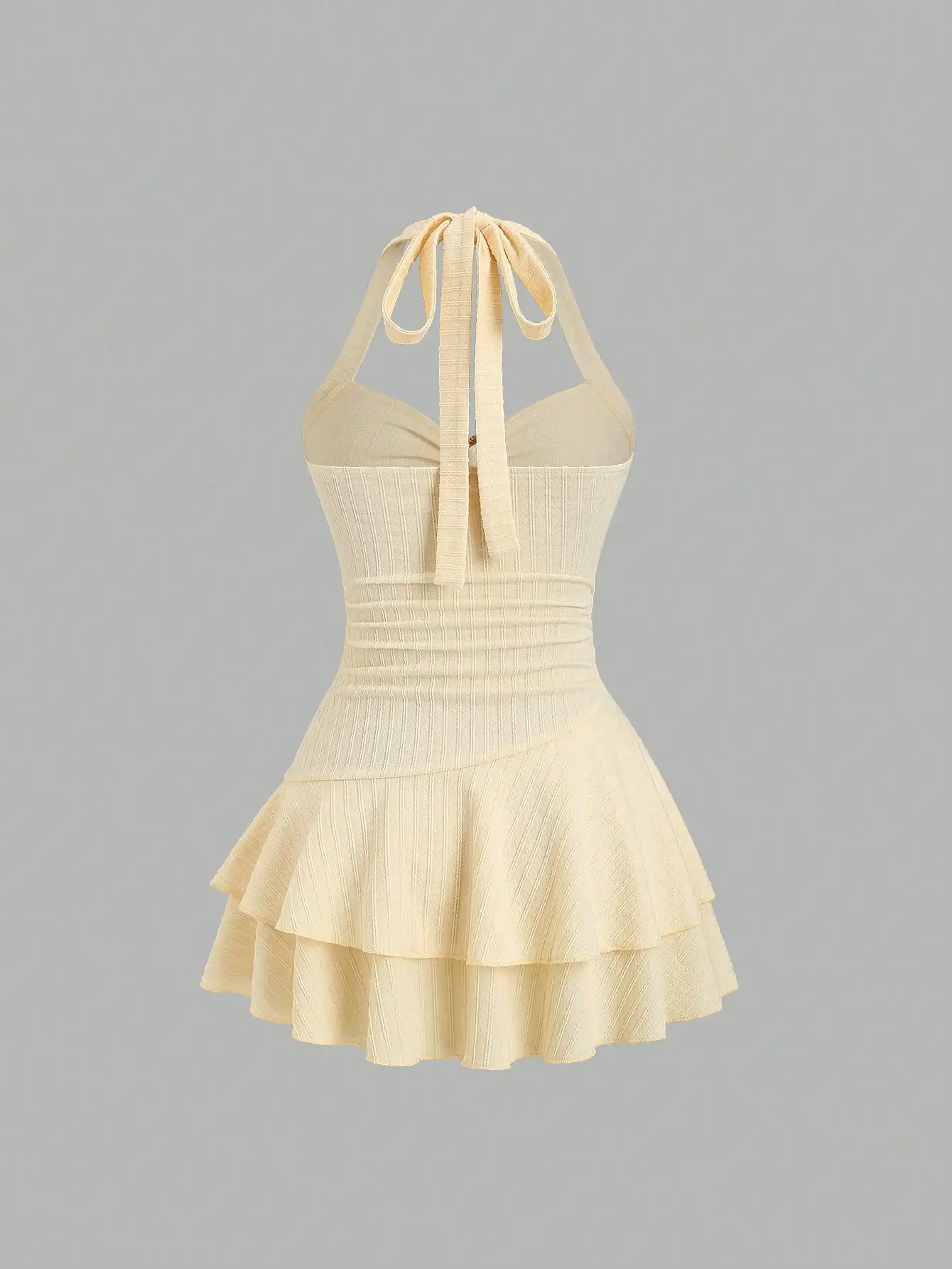 

Элегантное текстурированное мини-платье с завязками на шее, драпировкой на груди и многослойным рюшем по низу для пляжного отдыха
