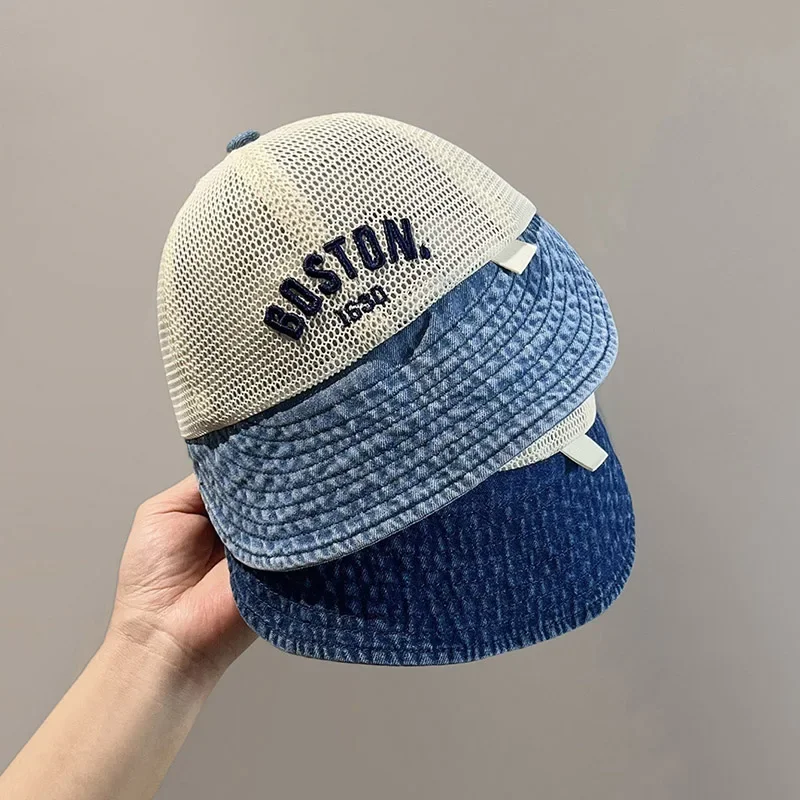 Sommer-Mesh-Baby-Baseballkappe mit Buchstaben-Stickerei, Denim-Bucket-Hat für Kleinkinder, Mädchen und Jungen, Outdoor-Sonnenhüte mit Kordeln für Kinder