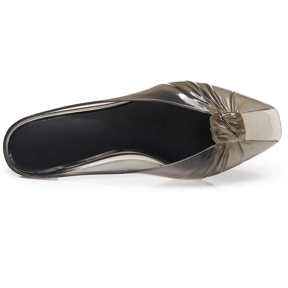 Sommerliche Damen-Sandalen in Rauchgrau, Jelly-Mules mit geknoteter Vorderseite, Peeptoe, transparent, mit mittelhohem Absatz, zum Hineinschlüpfen, für lässige Strandpartys. – Detail 8