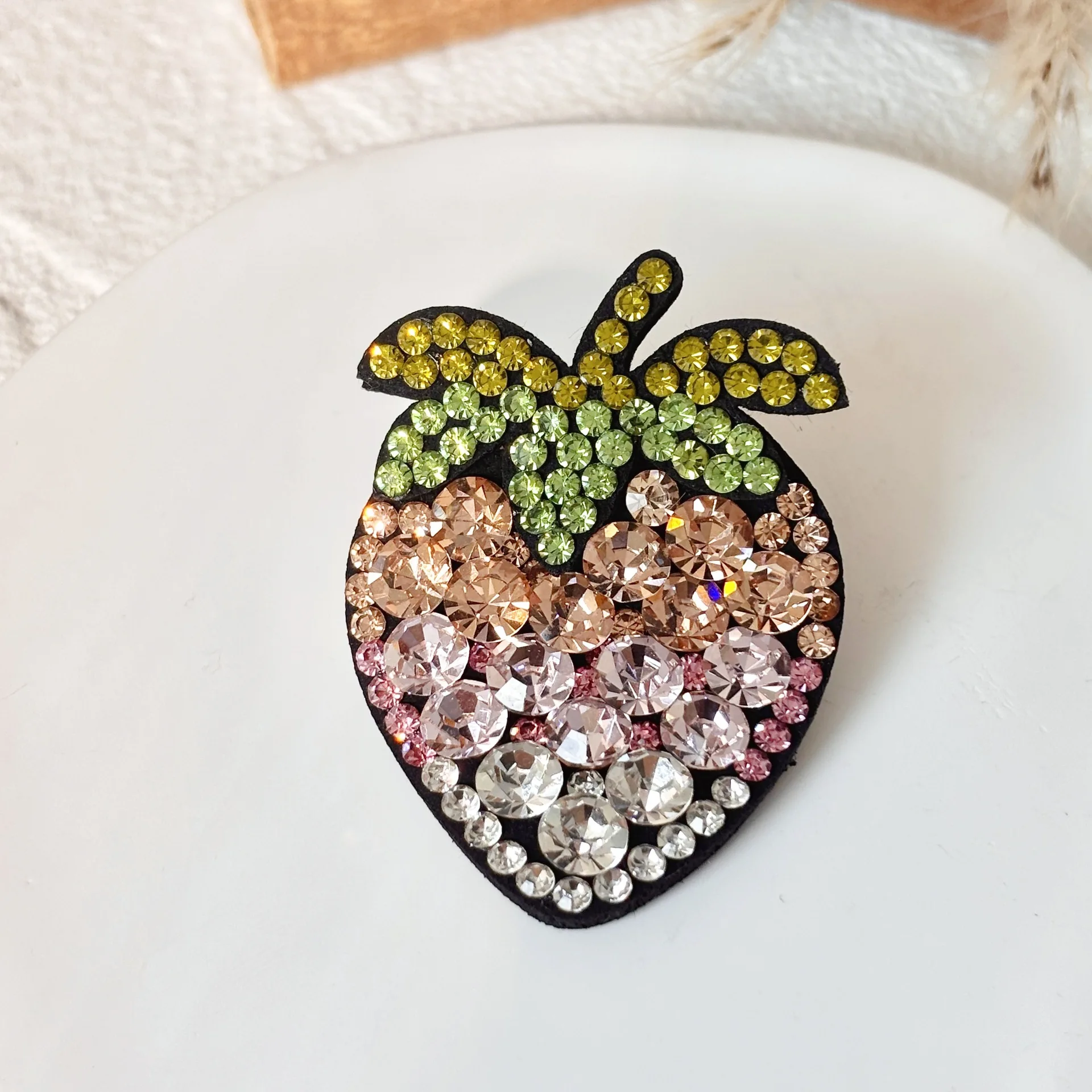 Cute Strawberry Hair Clips for Women Light Luxury Super Flash Crystal Hair Jewelry Accessories For Girls Trendy Gifts Wholesale