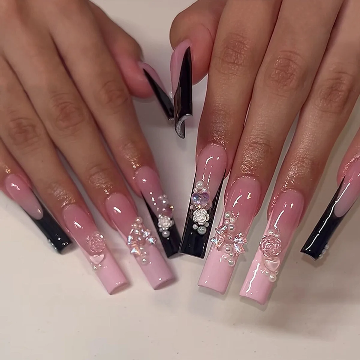 24枚入り ハートパール付き付け爪 花柄ラインストーン付きつけ爪 スイートフレンチネイルアート ロングスクエアフェイクネイル ピンクのリボン付きネイル