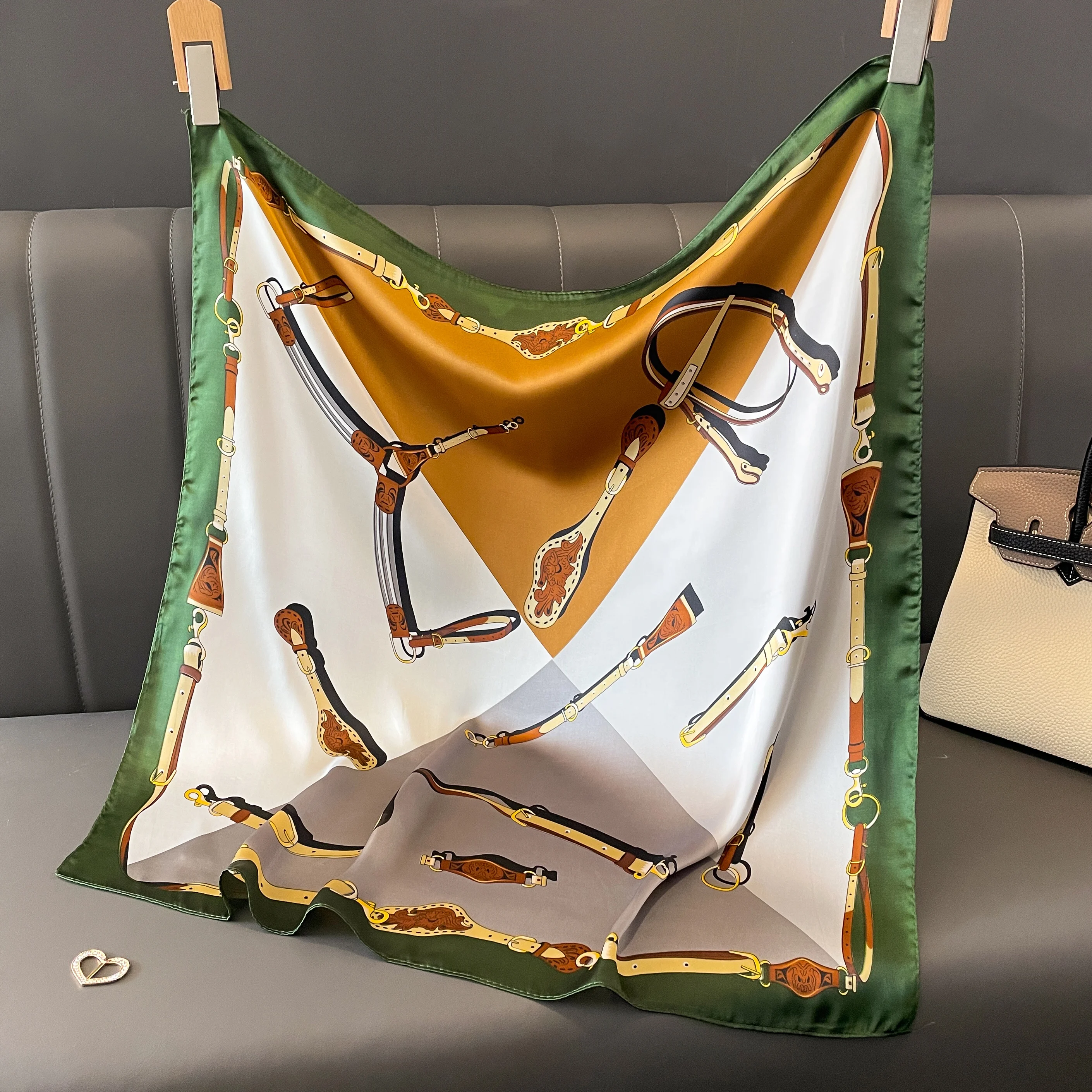 2024 desain mewah 70*70cm kuda cetak sutra syal persegi wanita Satin lembut Hairband selendang kantor jilbab ikat kepala