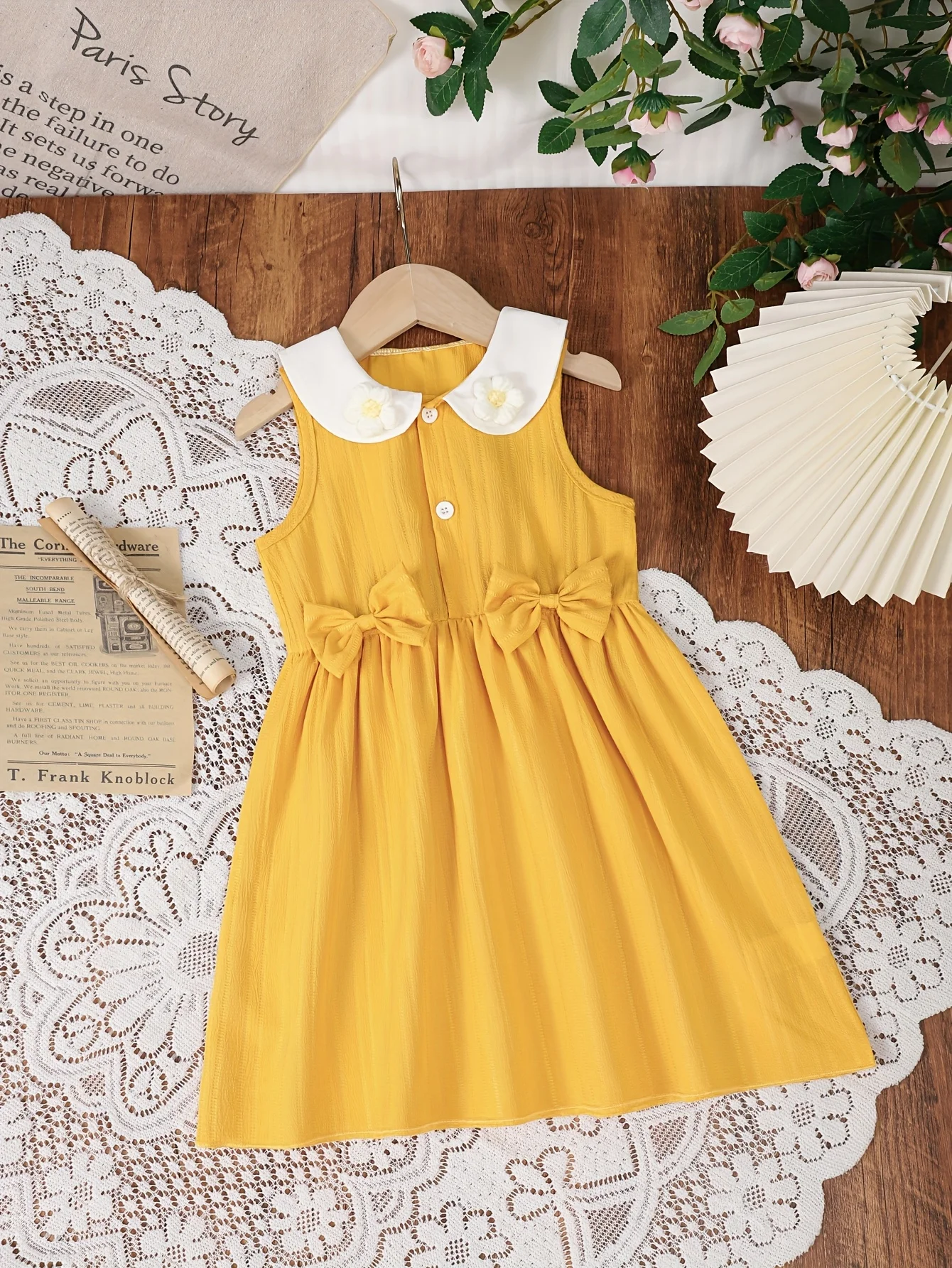 

A Casual Dress For Girls With A Flower Doll Collar Sleeveless And Three-Dimensional Bow Element In A Vacation Style