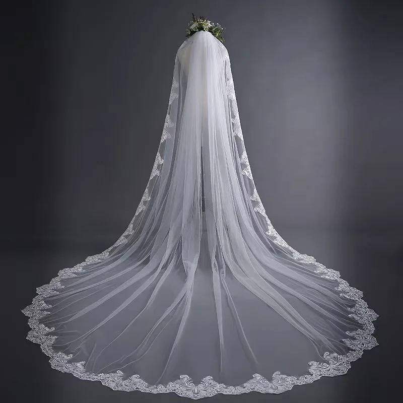 The wedding dress does not include accessories. If you need accessories such as a veil, please purchase from this link.
