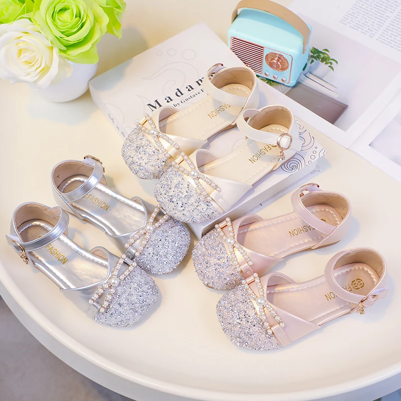 

Корейская версия нескользящих сандалий Baotou на мягкой подошве для девочек, весна-лето 2023, модные декоративные туфли принцессы с бантом из бисера.