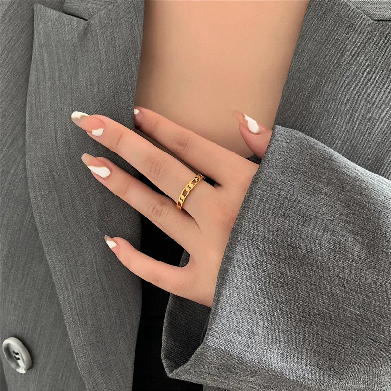 Vintage French Hollow Chain Twist Ring Women\'s Fashion Personality Party Ring Simple Titanium Steel Jewelry 18K Gold Plated