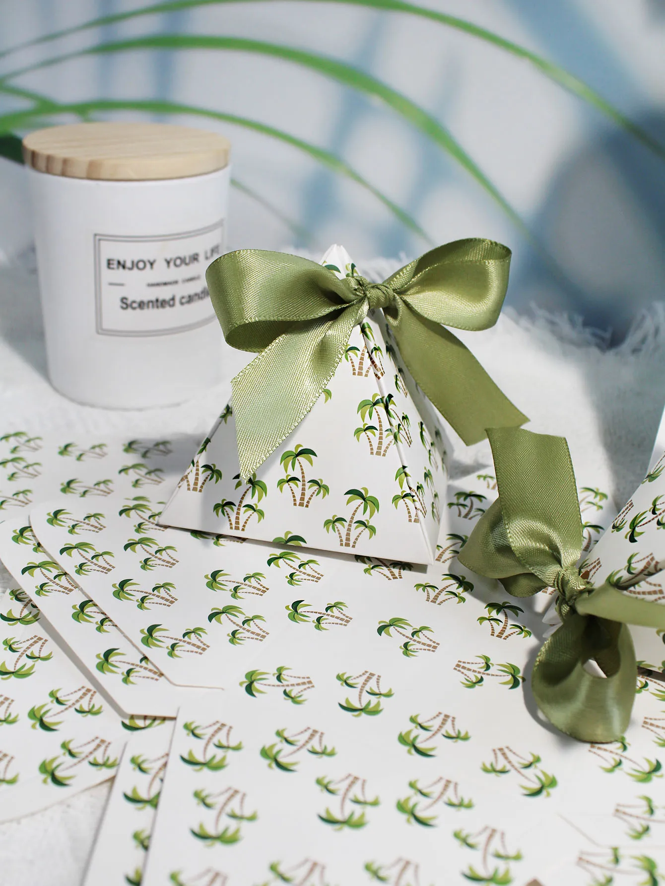 Stylish Pyramid-Shaped Gift Boxes Featuring Green Palm Tree Patterns and Green Ribbons, Perfect for Parties and Festive Events