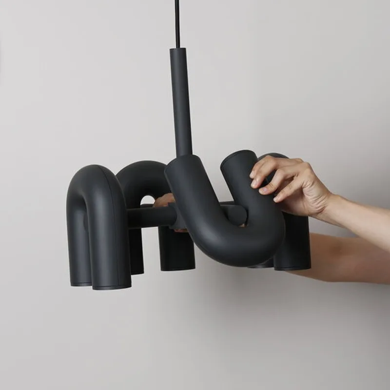 ضوء قلادة LED على شكل حرف U من الشمال الحديث - ثريا من الراتنج خفيفة الوزن باللون الأسود والأحمر لغرفة النوم المتوسطة الحجم بجانب السرير وغرفة المعيشة
