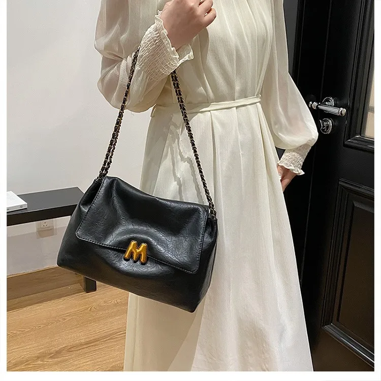 

2025 Vintage Leather Tote Bag, Soft Chain Strap Shoulder Purse for Women, Spacious Commuter Crossbody, Minimalist Day-to-Night