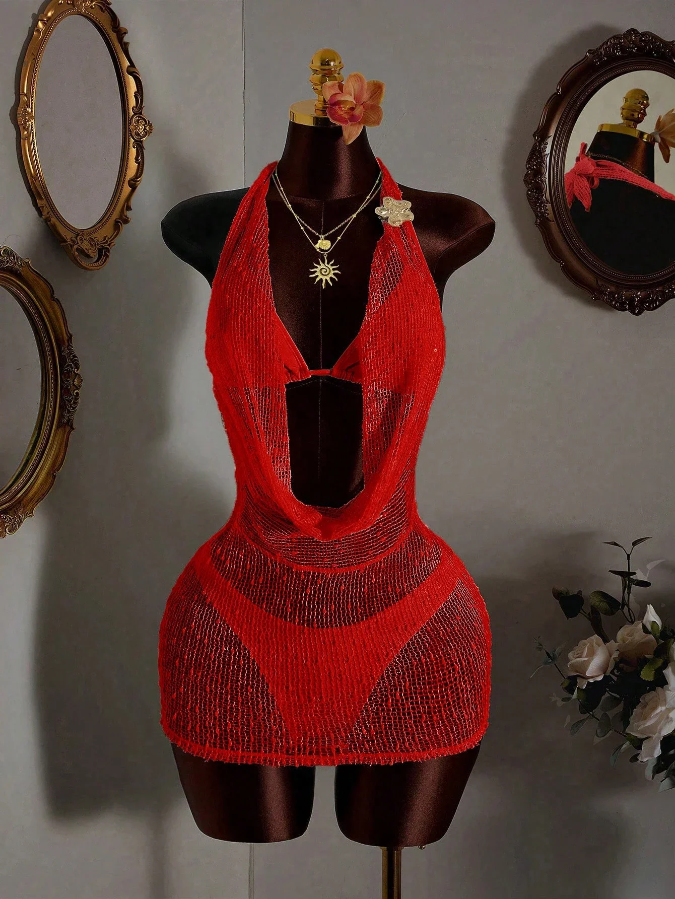 

Красное вязаное платье-накидка с открытой спиной и треугольным бикини