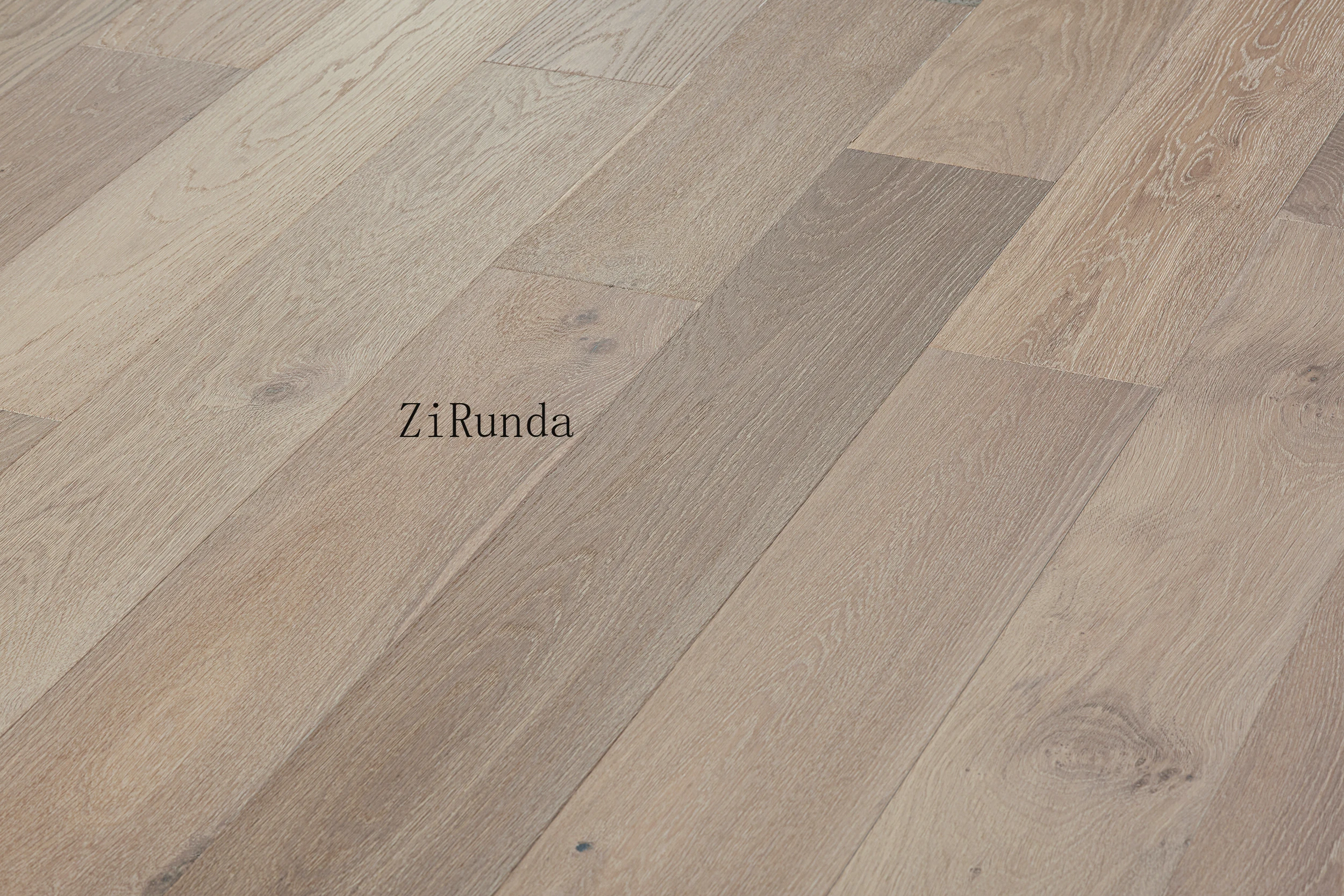 맞춤형 버전18mm 모던 럭셔리 다층 엔지니어드 우드 바닥재, 브러쉬드 베니어 오크 바닥재