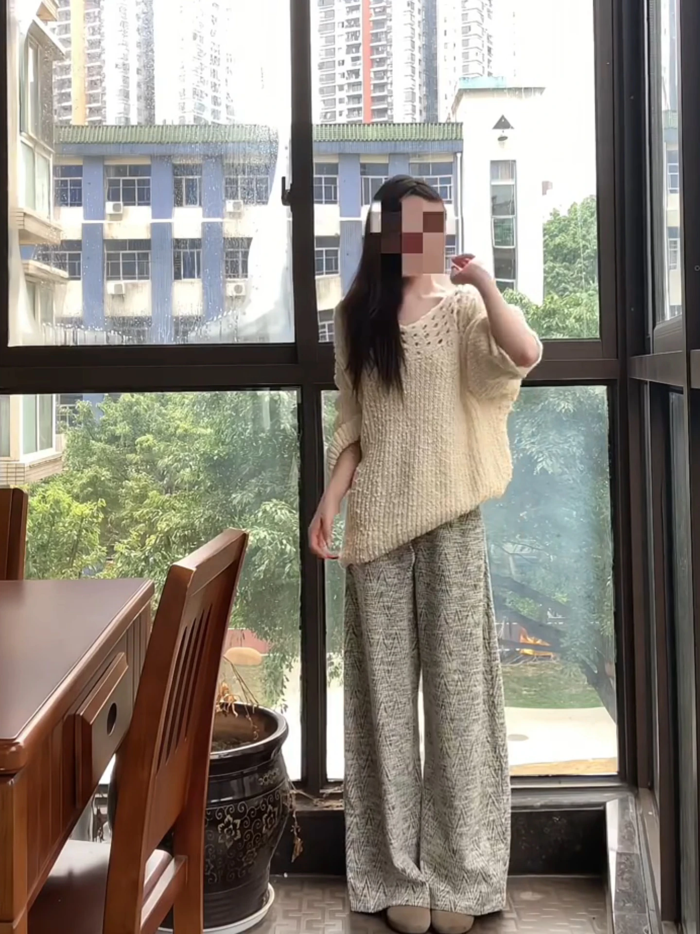 Damski luźny sweter z dzianiny, ażurowy, szydełkowany, miękki, przytulny, z fakturą w kropki, jesienno-zimowy, modny, casualowy, unikatowy, piękny top.