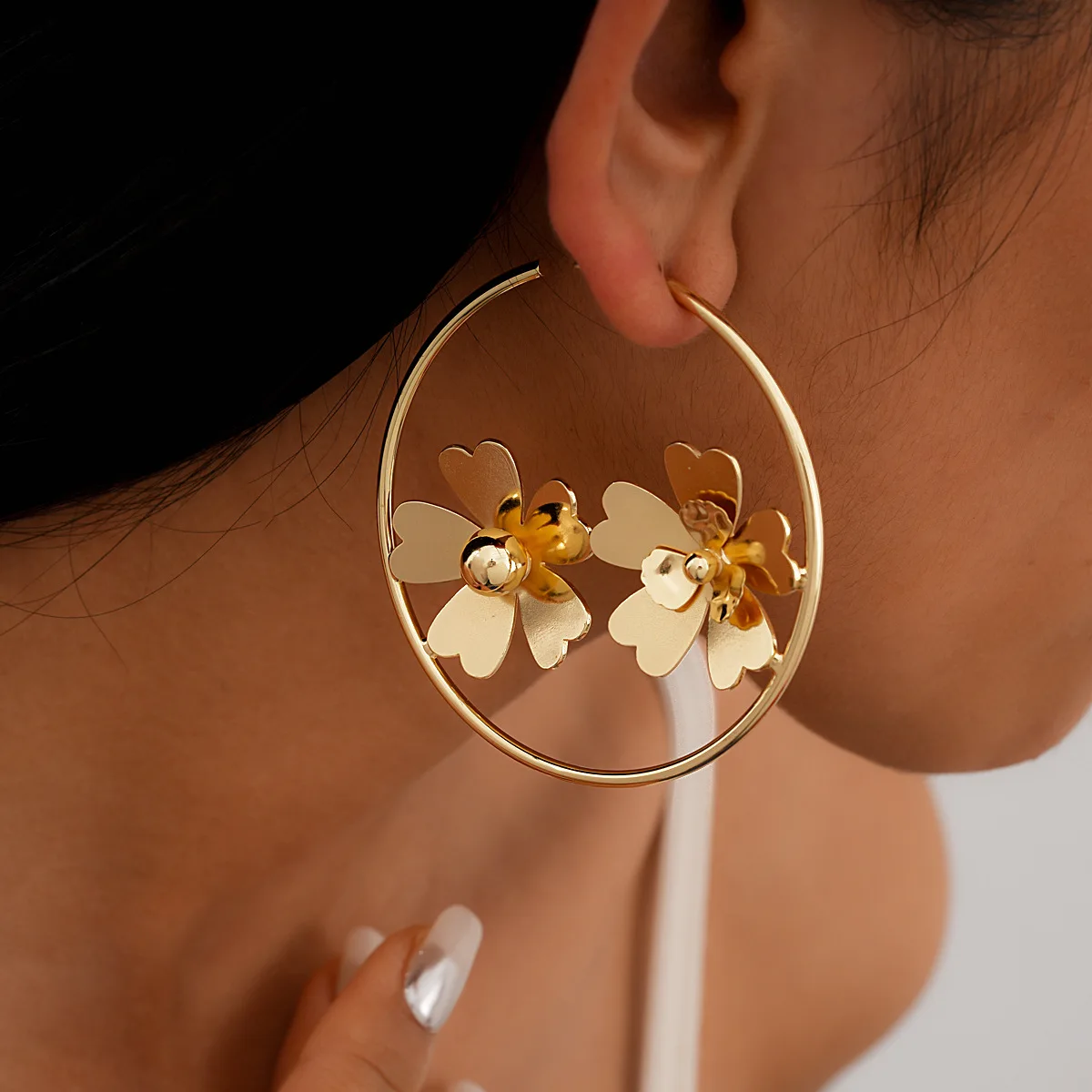 أقراط دائرية كبيرة الحجم مزخرفة بحجر الراين بتصميم زهرة فضية/ذهبية للنساء هدية مجوهرات عصرية للربيع