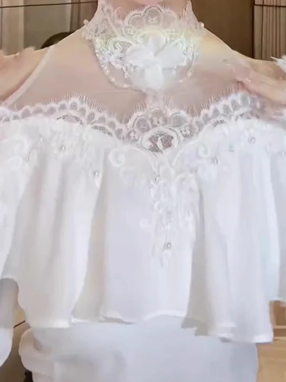 レトロな白いレースのトリム、肩が露出したロングスリーブ、女性用ルーズスリムトップ、フレンチスリーブ、ベルスリーブ、ポリエステル生地