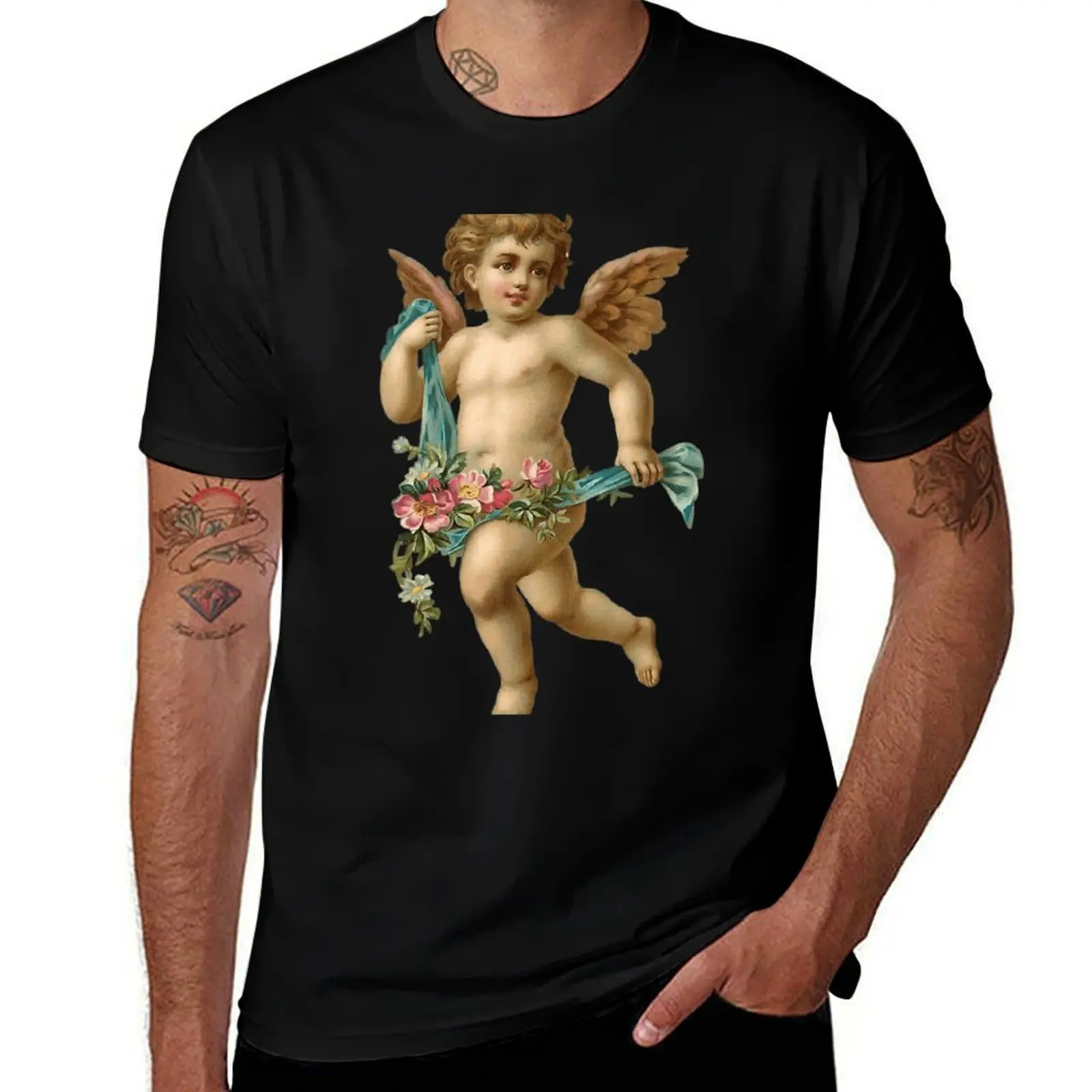 Camiseta vintage celestial con querubín, fajín azul y flores, estilo casual de moda urbana.