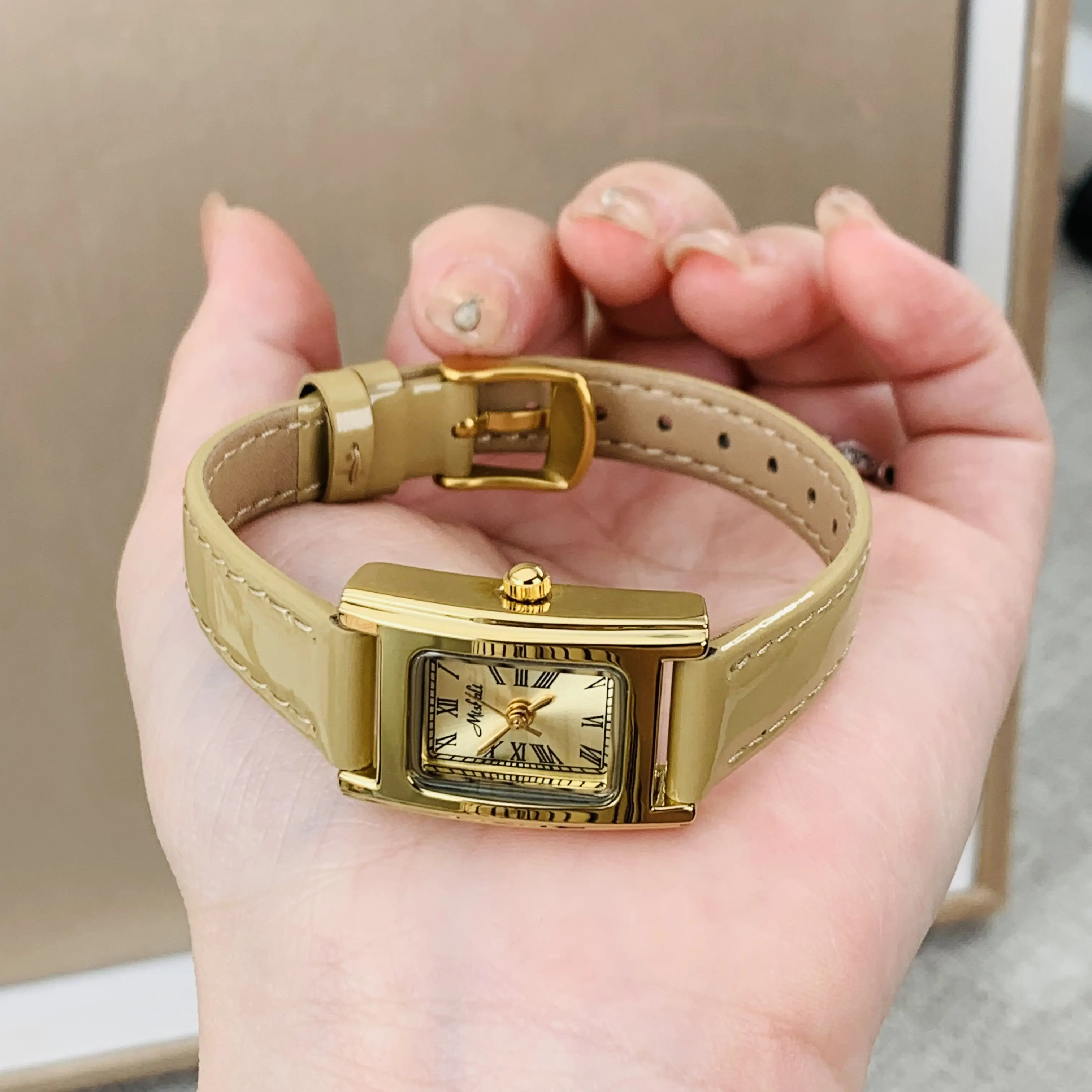 

New Small Dial Women'S Watch With Apricot Leather StrapStylish And Versatile Square Quartz Watch With A Simple And Vintage Feel.