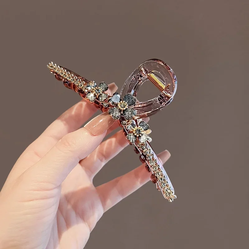 Leichte Luxus Kristall Vierblättriges Kleeblatt Großer Haargriff High-End-Haarspange aus Acrylmaterial Damen-Haarschmuck im französischen Stil