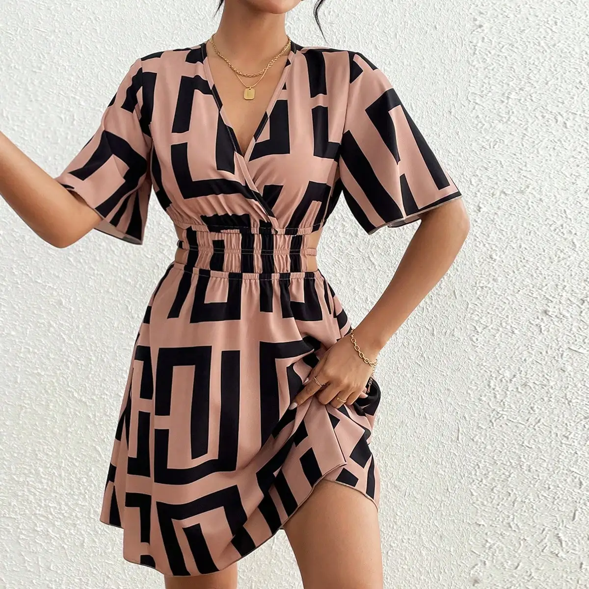 Damen-Minikleid in Pink und Schwarz mit geometrischem Muster, ausgeschnittenem Design, V-Ausschnitt, halblangen Ärmeln, elastischem Bund, sexy, für Sommerpartys und Clubs, kurzes Kleid. – Detail 3
