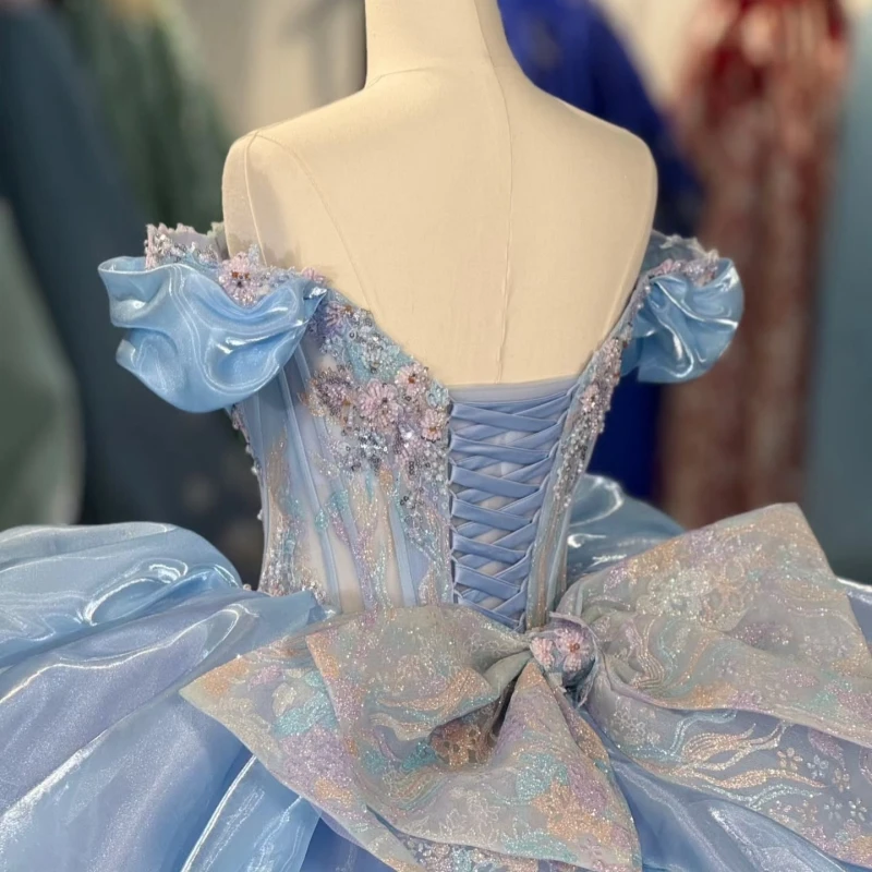 فساتين Quinceanera لامعة باللون الأزرق السماوي قبالة الكتف مزين بالترتر والدانتيل مطرز بفيونكة كريستال تول فستان حفلة عيد ميلاد حلو 16
