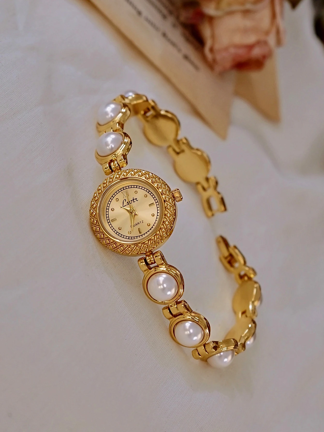 1 New Model of Gold-Colored French-Style Retro Fashion Watch with Elegant and Luxurious Pearl Inlays for Women, Featuring a Bohemian Style Strap, Durable and High-End Women's Quartz Watch, Suitable for Daily Wear, Vacations, Parties, and as a Holiday or Birthday Gift