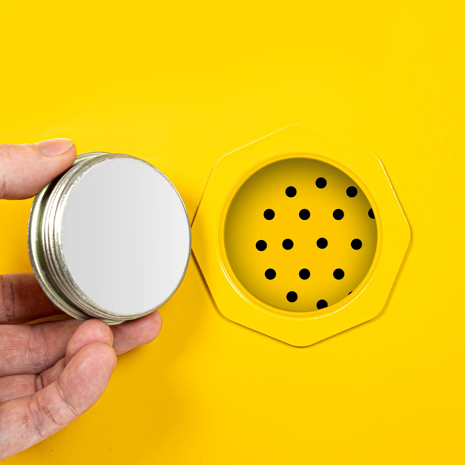 خزانة تخزين آمنة سعة 12 جالونًا للسوائل القابلة للاشتعال، خزانة باب يدوية لتخزين السوائل المقاومة للتسرب باللون الأصفر