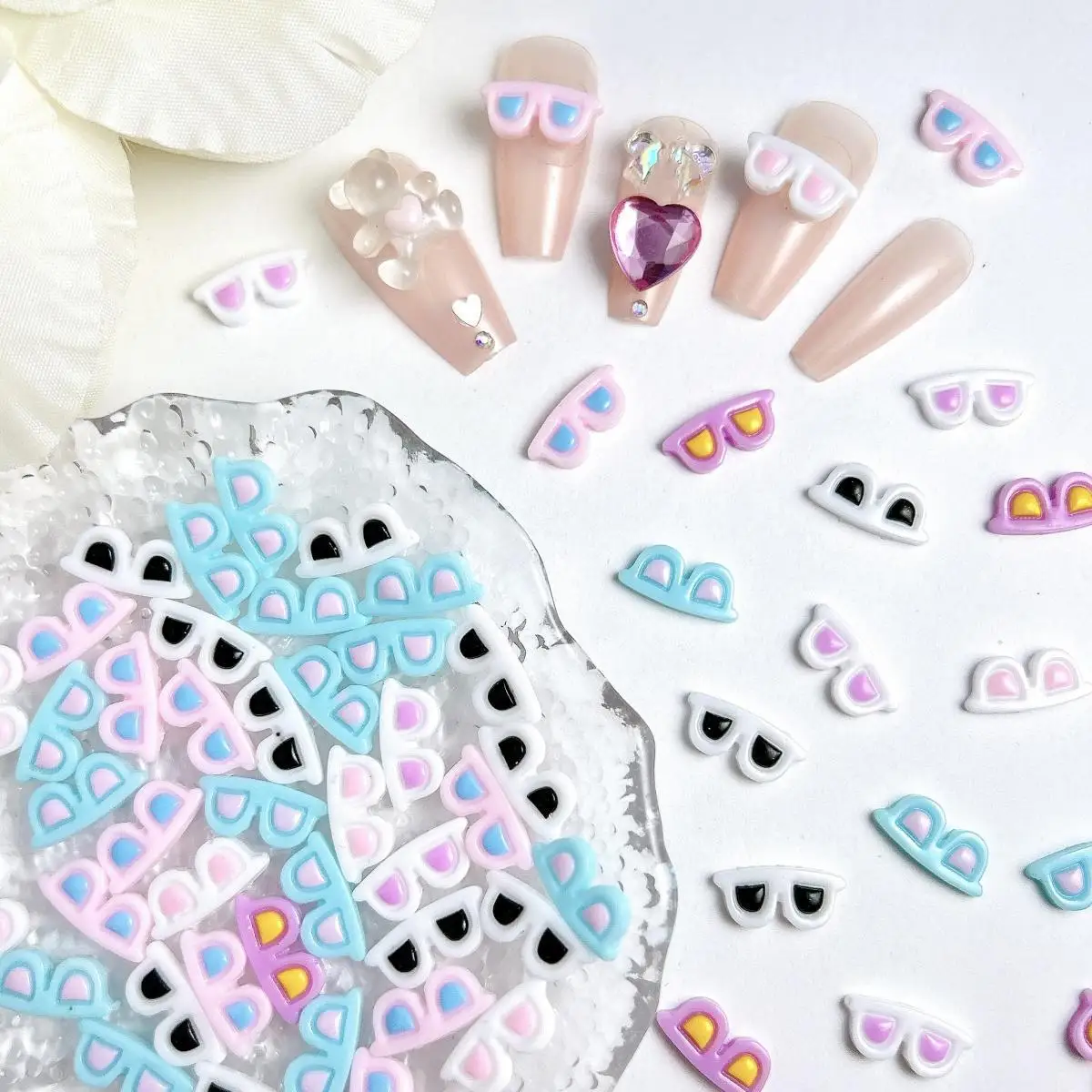 Gafas de sol 3D de resina Kawaii con dibujos animados que brillan en la oscuridad, dijes para uñas, fondo plano, gafas de 6 colores, decoración artística de uñas, manicura DIY