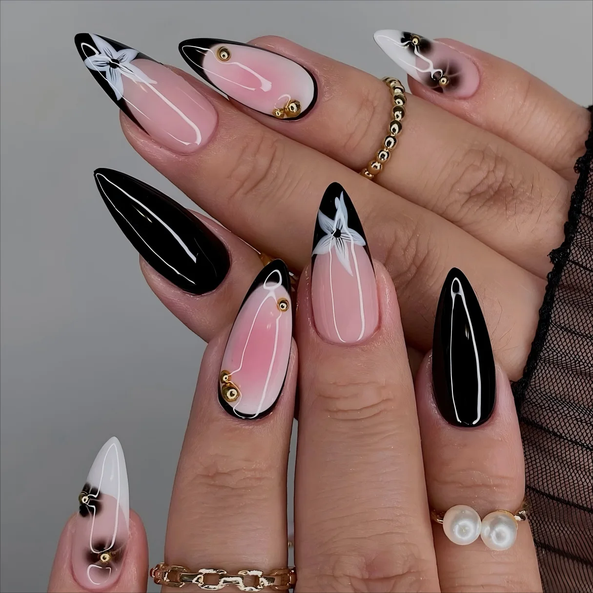 

24PCS Handmade 3D Black And White French Flowers Removable Charm Fake Nails Travel On Vacation Make Friends