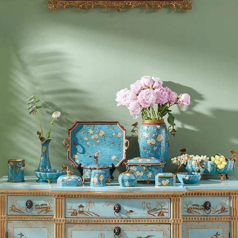 حلي سيراميك قديمة، مجوهرات راقية، تأثيث منزلي على الطراز الصيني، نحاس مع مزهرية من البورسلين، هدايا مدخل راقية