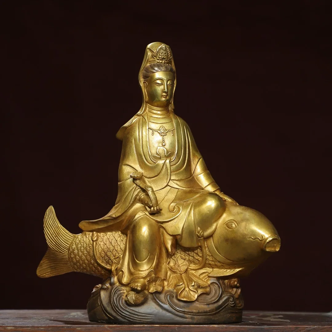 Home worship of religious bronze gilded statue of Guanyin Size: Height 29cm, Width 25cm, Thickness 9cm, Weight 2.6kg The shape i