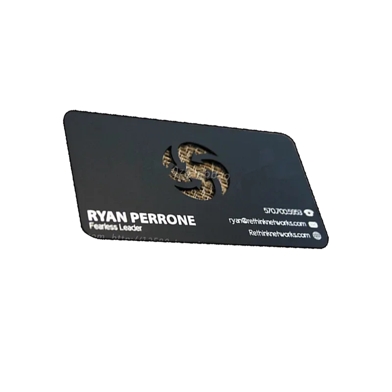 บัตรธุรกิจสแตนเลสสตีลหรูหรา พิมพ์ยูวีแบบกำหนดเอง ลายฉลุสีดำด้าน ขอบทองขัดเงา