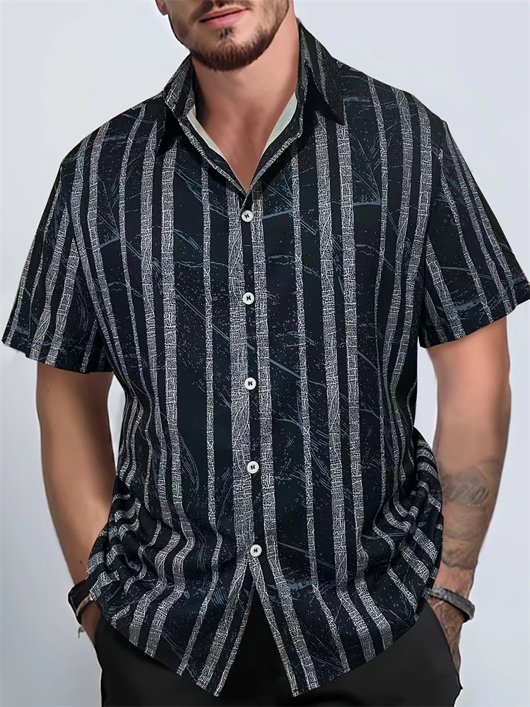 

Новинка 2025 года: мужская повседневная рубашка с короткими рукавами — это модная мужская рубашка большого размера в темную полоску с короткими рукавами на пуговицах.