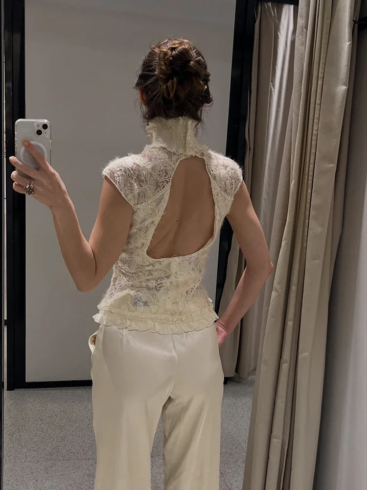 Damen-Bluse aus floraler Spitze mit Stehkragen, Schlüsselloch-Ausschnitt am Brustbereich, kurzen Ärmeln, Rüschensaum, figurbetontem, transparentem Spitzen-Oberteil für den täglichen Ausflug. – Detail 8