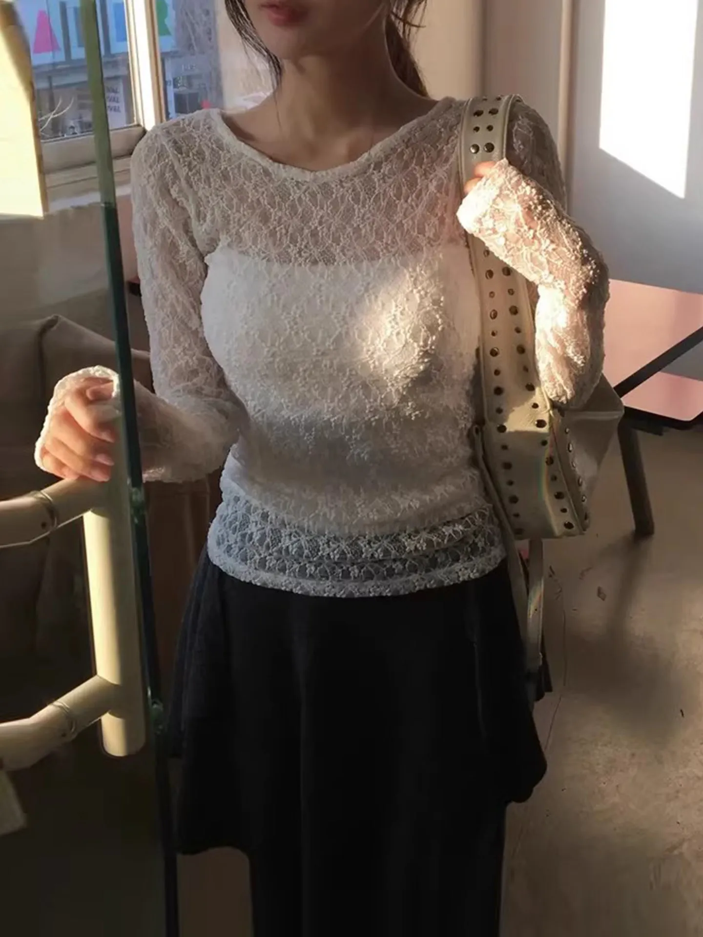 

Gagarich микро прозрачная тонкая кружевная рубашка с крючком и цветком, женская весенняя новая облегающая рубашка с длинными рукавами и темпераментом, топ