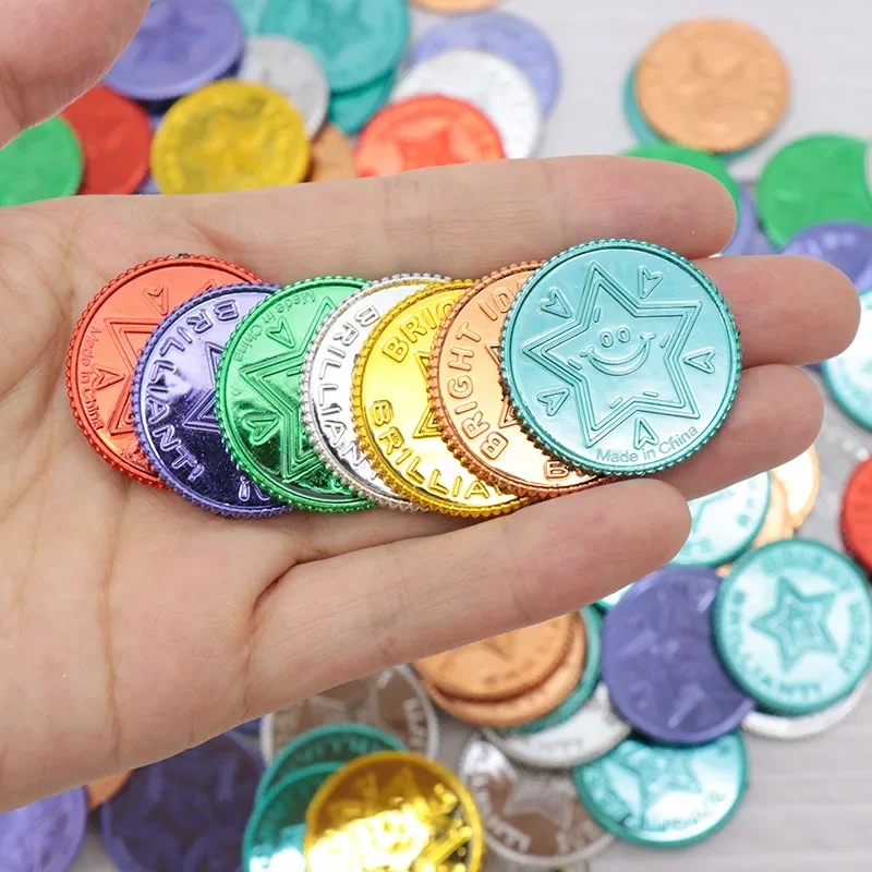 100 Uds. Juego para eventos de Navidad, moneda de oro pirata del Tesoro, moneda de la suerte de siete colores, accesorios de monedas de oro de plástico para decoración del banquete de boda