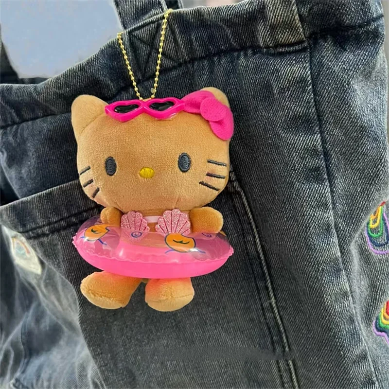 Hello Kitty Cartoon-Badebekleidung, Plüsch-Schlüsselanhänger, niedliche Rucksack-Dekoration, Peripheriegeräte, lustig, lässig, vielseitig, schick, Mädchen-Geschenke