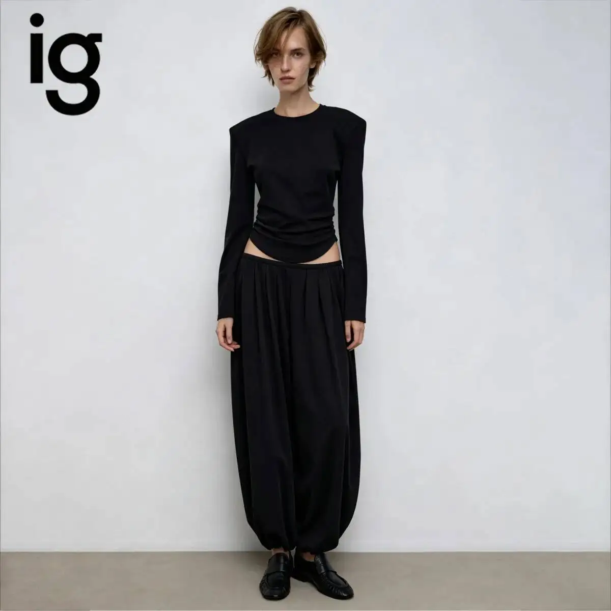 Ensemble assorti 2 pièces IG pour femme : Haut à manches longues à épaules structurées et ourlet incurvé, pantalon plissé taille haute à jambes larges, noir uni