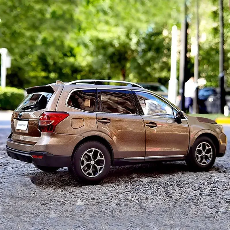 Modèle de voiture en métal Subaru Forester XT 2015 pour hommes, échelle 1:18, simulation moulé sous pression, jouets de véhicules miniatures, cadeaux pour hommes