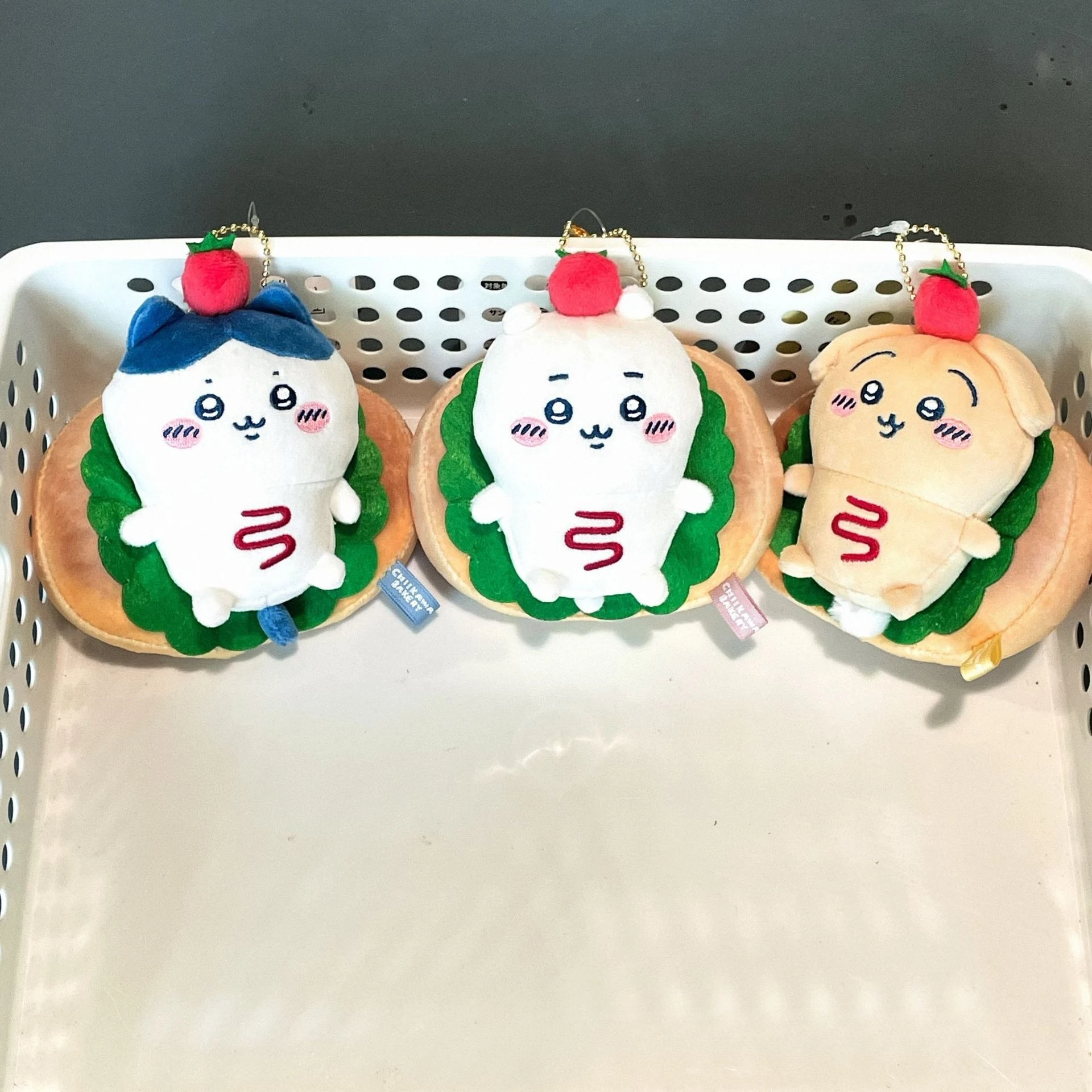 

Мягкие игрушки-подвески Chiikawa Food Hotdog Series: милые и забавные, в наличии. Брелок Hachiwera Usagi Chiii – подарок для друзей.