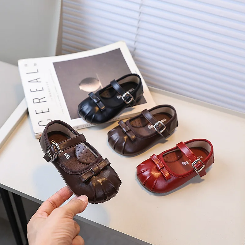 

Кожаные туфли для маленьких девочек, плиссированные детские туфли принцессы в стиле ретро, новинка 2025 года, детские модные повседневные балетки на плоской подошве с мягкой подошвой