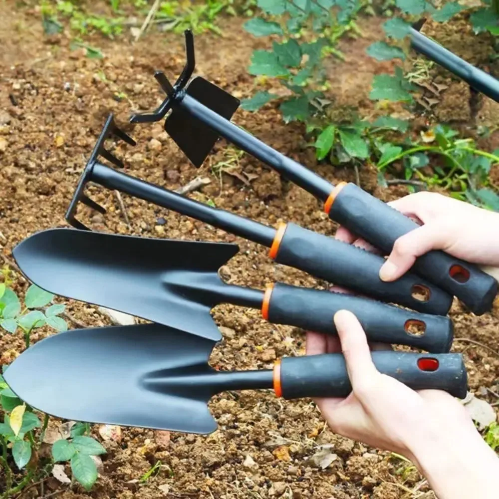 مجرفة بستنة معدنية متينة بمقبض أسود مريح وزخرفة برتقالية - مثالية لزراعة الزهور والخضروات.