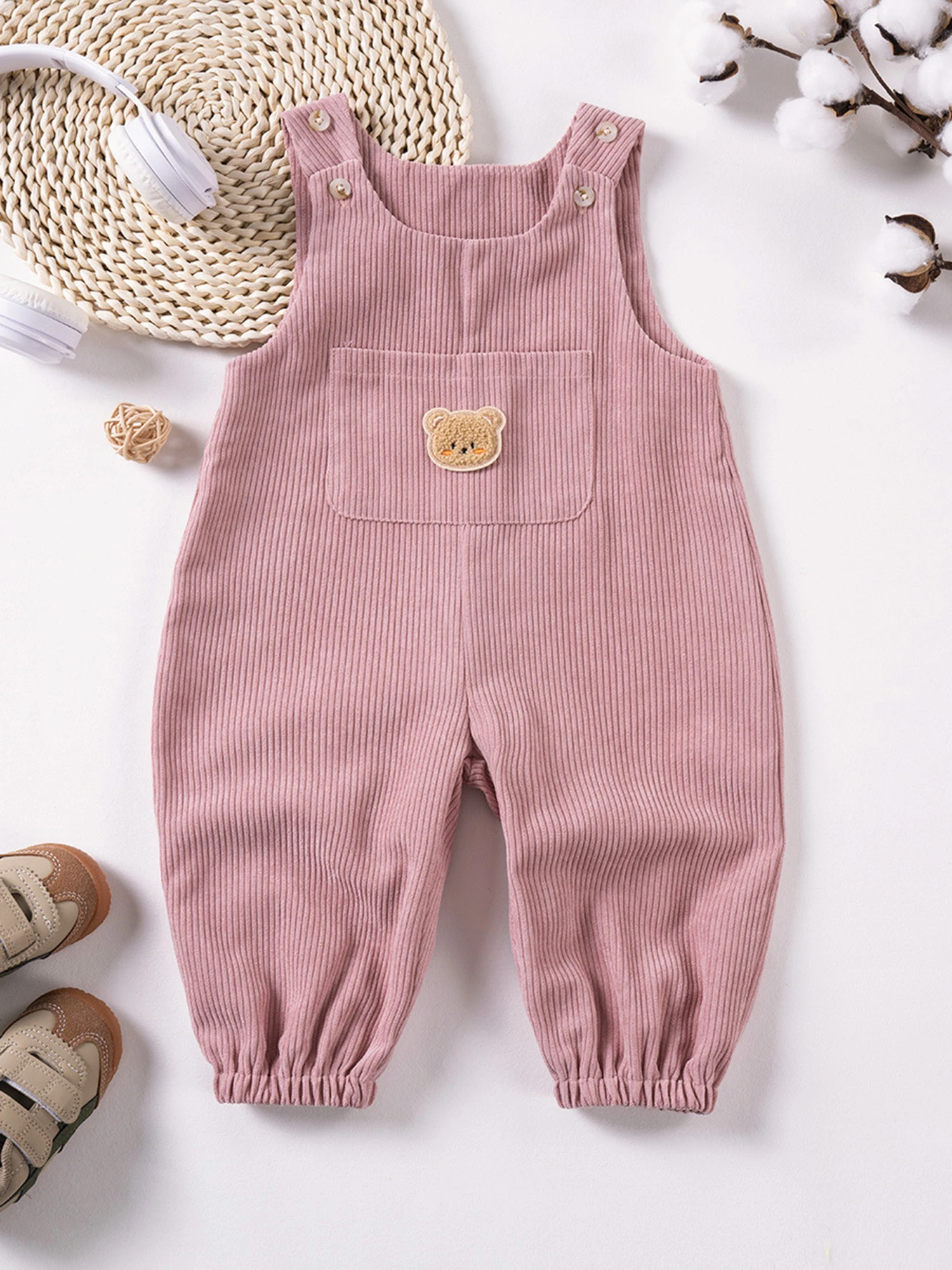 

Джинсовые комбинезоны унисекс для малышей с лоскутными деталями в виде медведя и регулируемыми бретелями. Стильный детский комбинезон на осень.