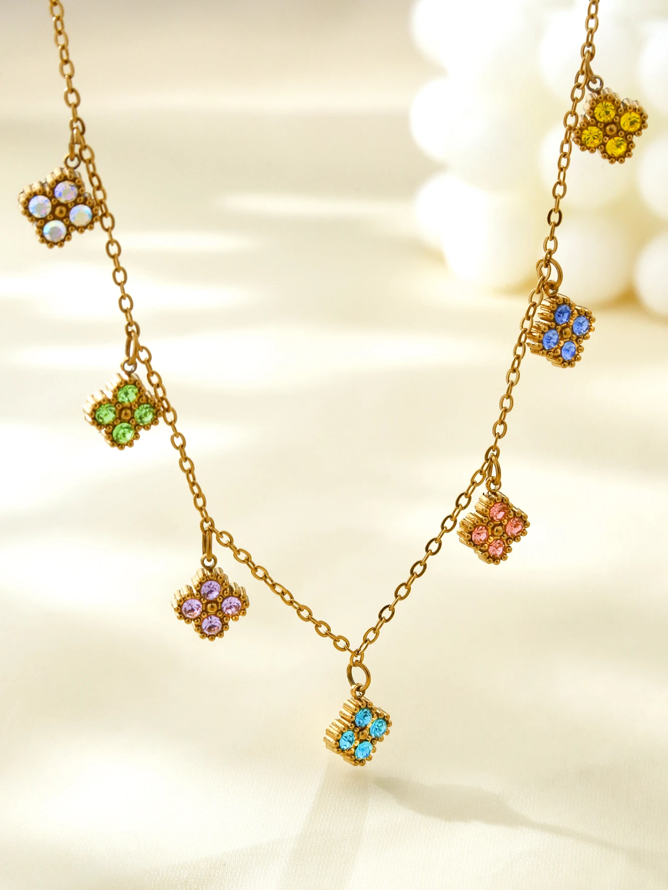 Collar de trébol de cuatro hojas de la suerte colorido chapado en oro de 18 quilates de acero inoxidable de lujo ligero exquisito de nicho de Japón y Corea del Sur