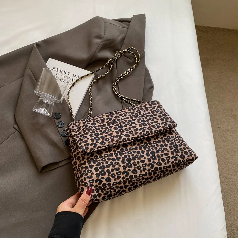 La popolare borsa da donna con stampa leopardata di nicchia di quest\'anno nel 2024, nuova borsa ascellare a spalla singola versatile in stile