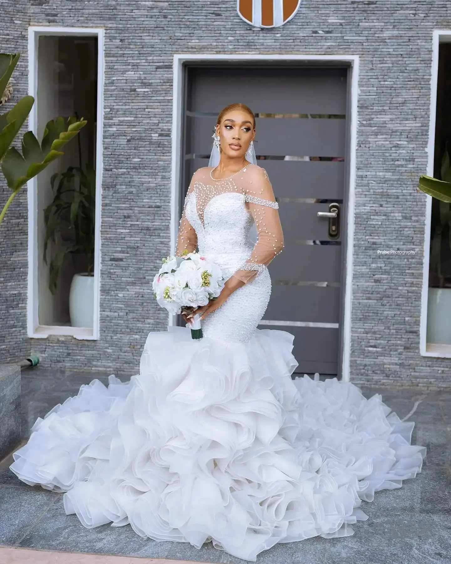 Personalizado de luxo encantador brilhante pérolas contas sereia vestido de casamento mangas compridas em cascata babados aberto volta jardim vestido de noiva