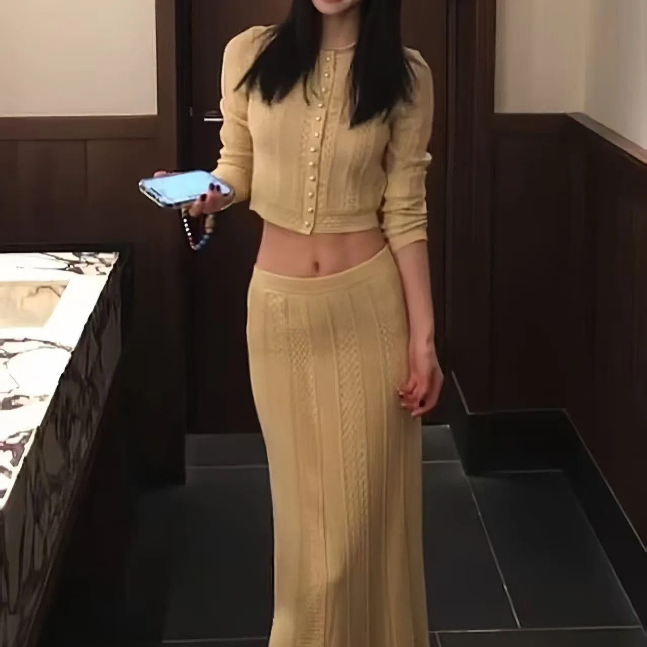 

Новый комплект 2026: Французский золотисто-желтый вязаный кардиган с круглым вырезом, длинными рукавами и ажурным узором, а также юбка миди