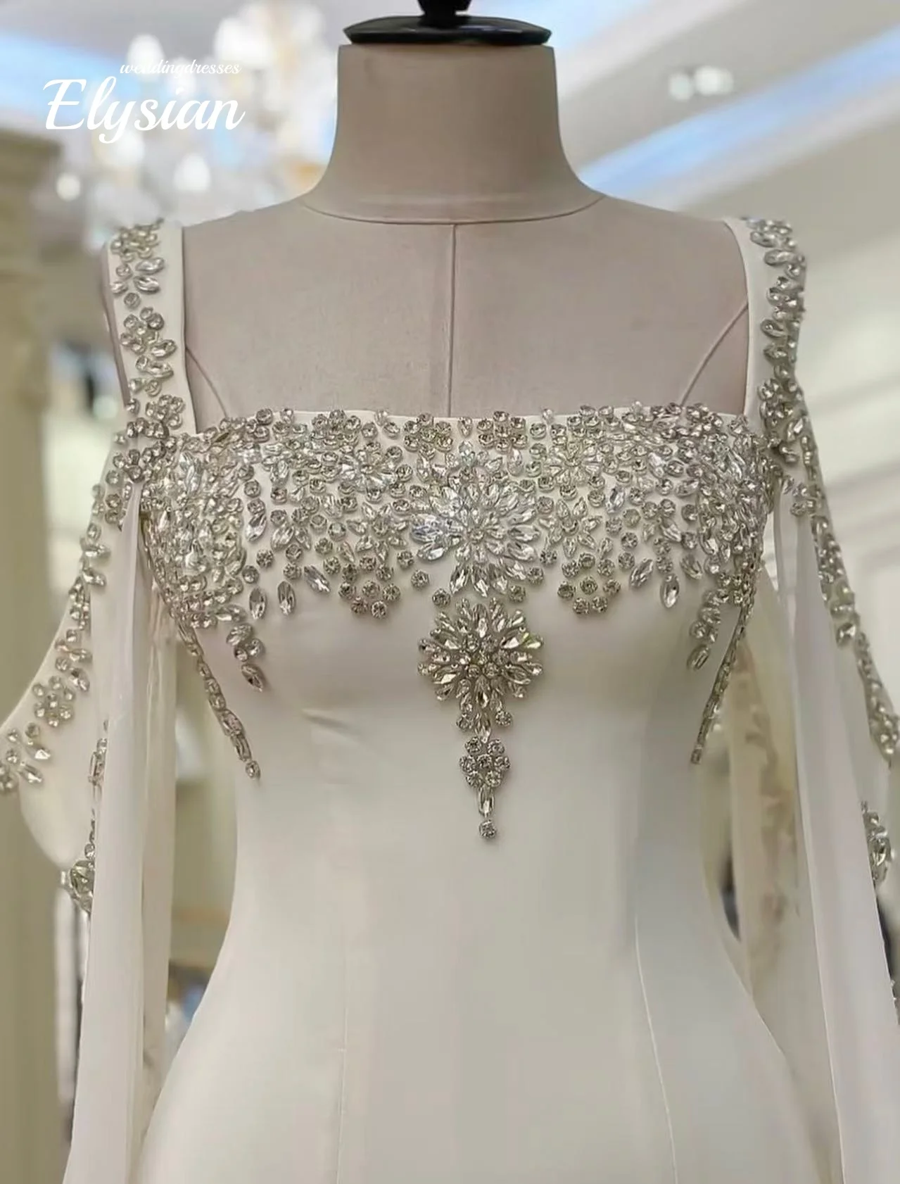 ชุดแต่งงานคอปกสี่เหลี่ยมกว้างประดับคริสตัลแบบสั่งทำพิเศษ พร้อมแขนเสื้อพลิ้วไหว ชุดราตรีสำหรับเจ้าสาว