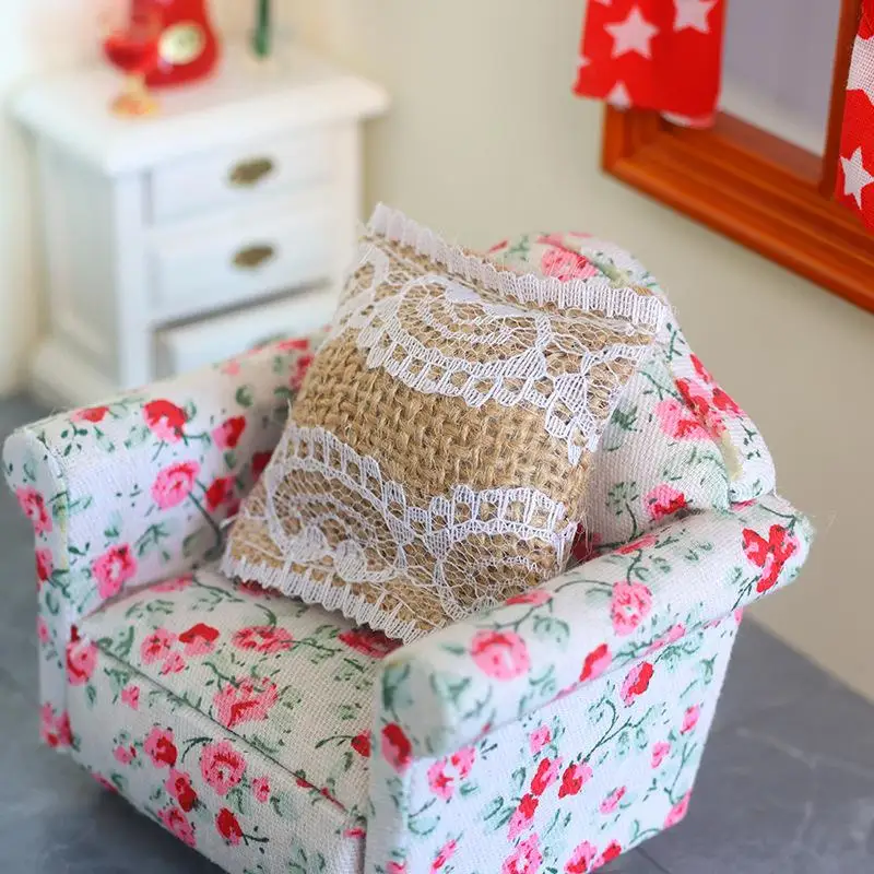 2 pezzi 1/12 simulazione casa delle bambole mini cuscino in pizzo cuscino del divano casa delle bambole decorazione del soggiorno accessori per la decorazione della casa delle bambole