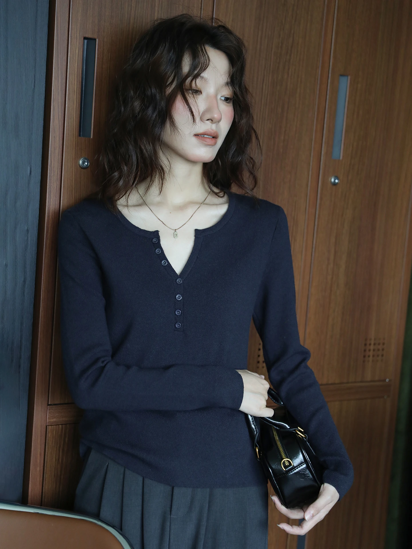 

Blue Knitted Long Sve Soft Comfortable Pullover Base irt Faionable round Ne Design Versatile Autumn Top for Women