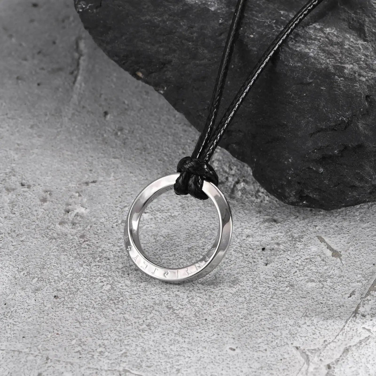 Viking Runde Mobius-Halskette für Männer, Edelstahl-Anhänger mit schwarzem Wachsseil, klassisches Schmuckgeschenk für Ehemann, Vater, Sohn – Detail 11